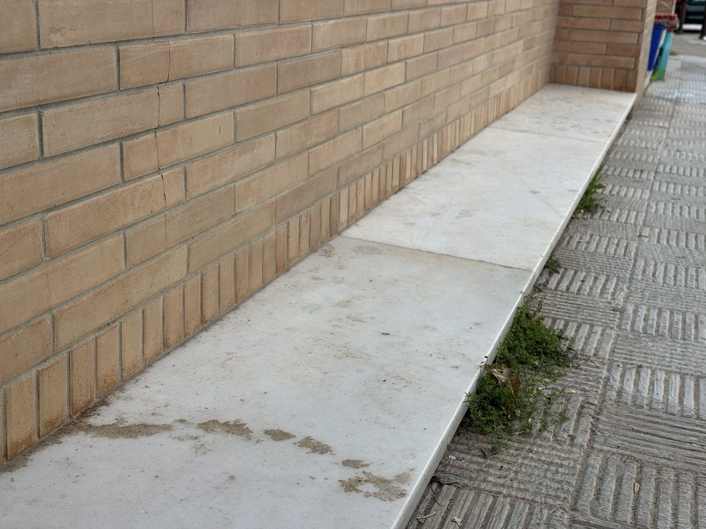 El mismo acceso al escaparate antes de la limpieza, con suciedad acumulada