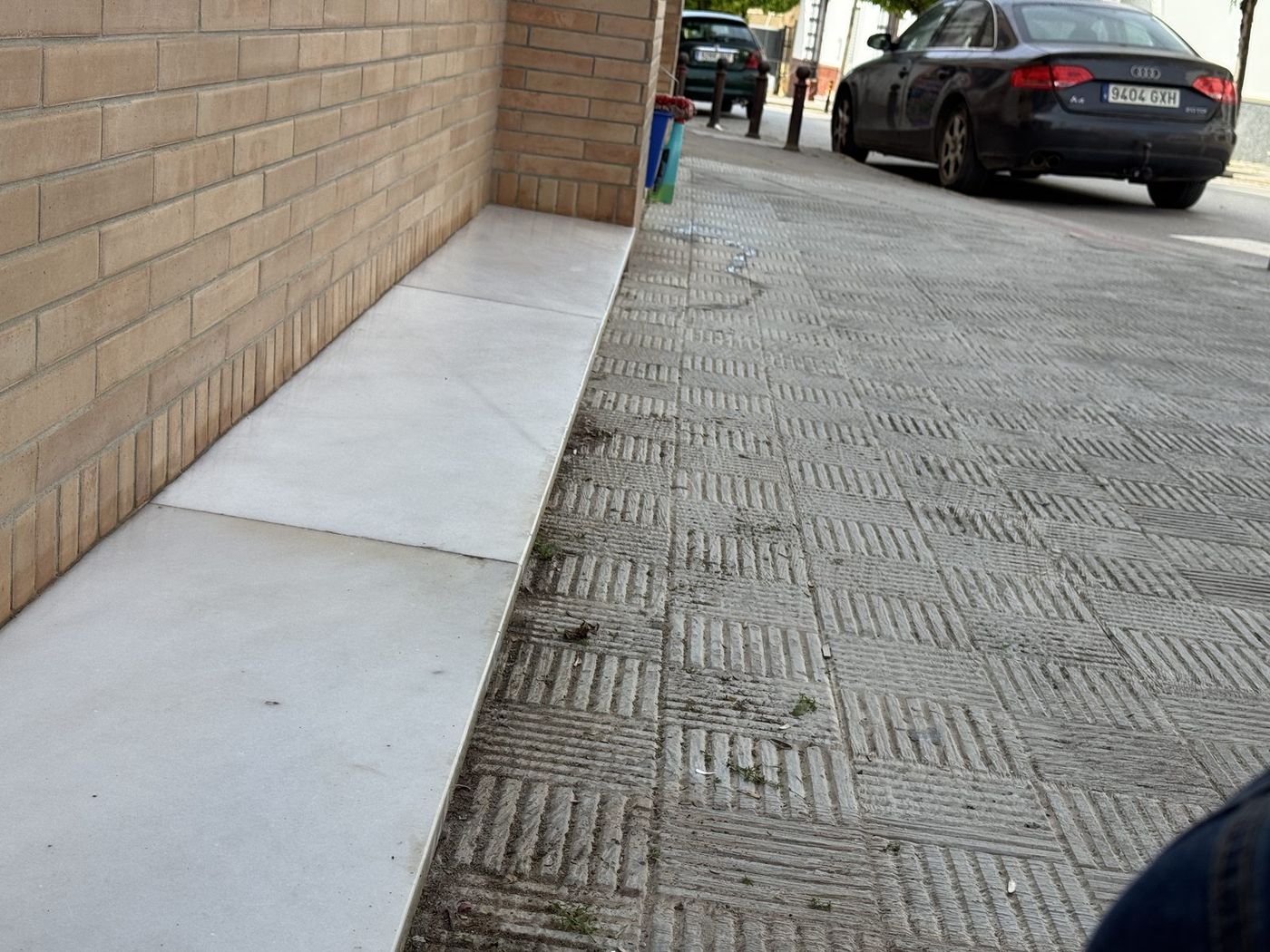 Acceso y bordillo de un escaparate limpios en Sevilla