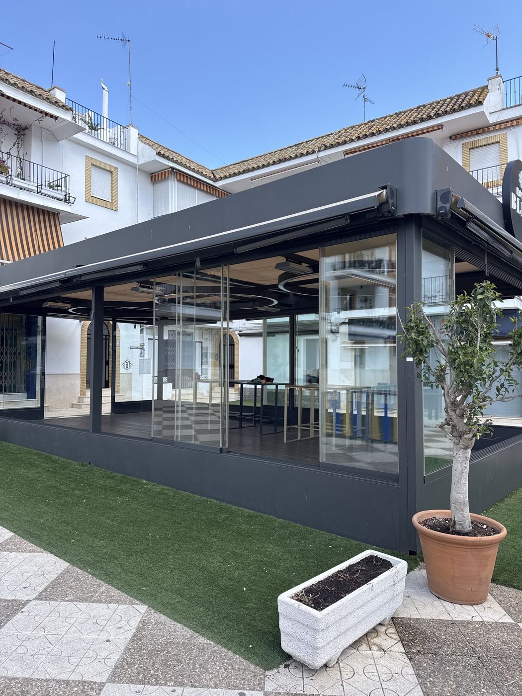 Cristalera grande de terraza limpia en Sevilla