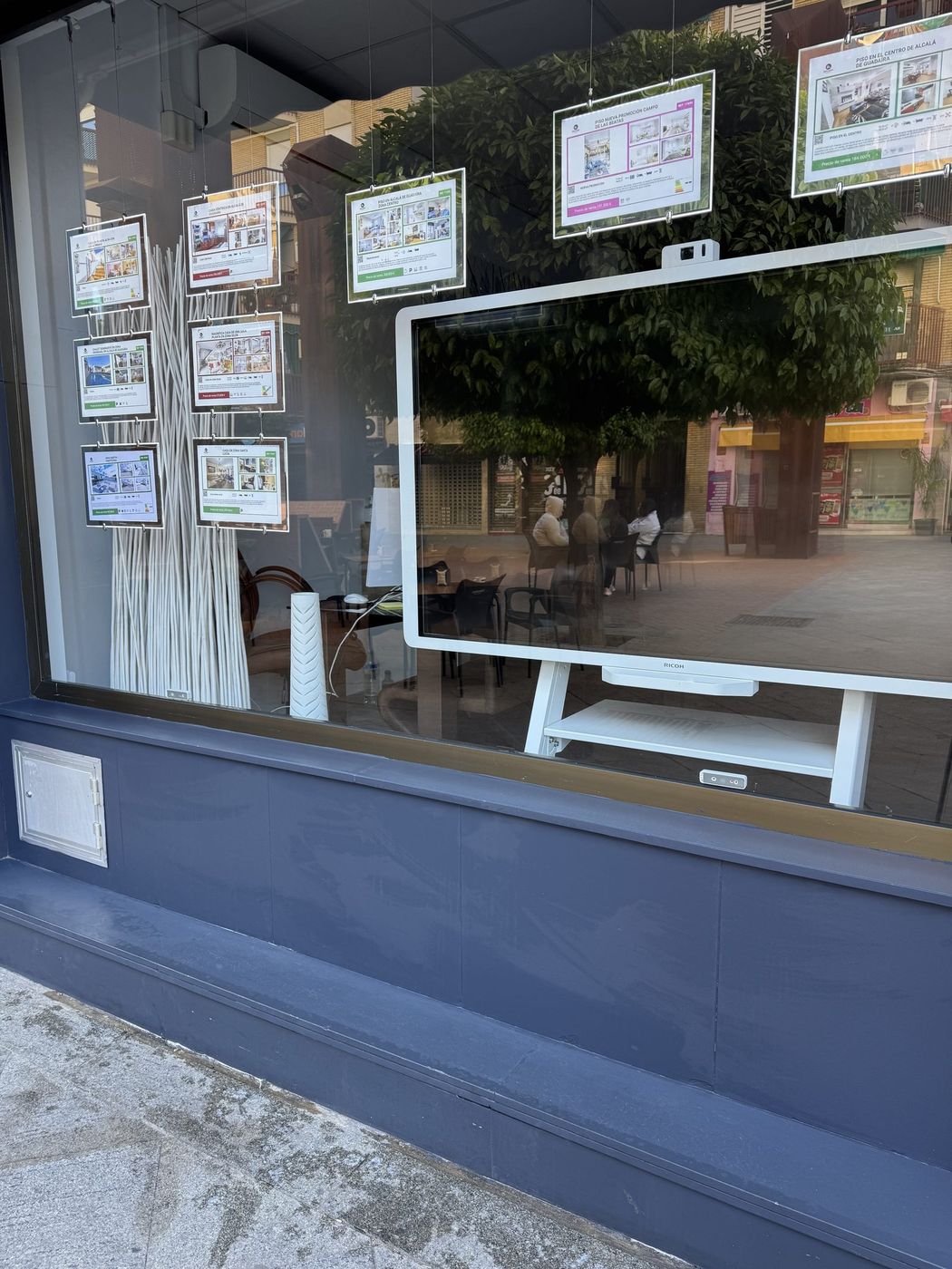 Escaparate de una inmobiliaria limpio tras el servicio de CristalPrime en Sevilla
