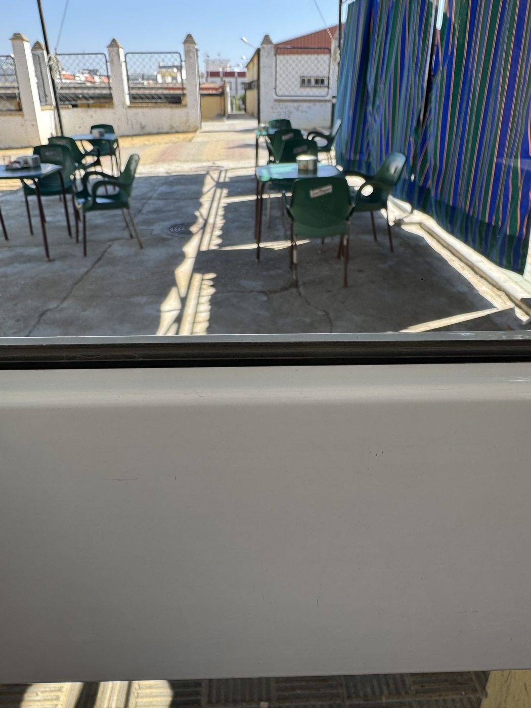 Terraza acristalada limpia, con el cristal completamente transparente