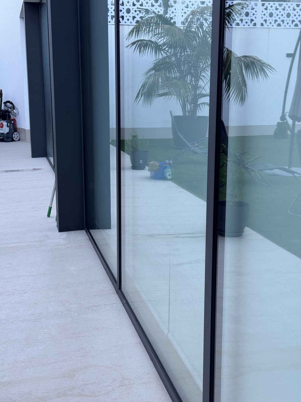 Cristalera de vivienda limpia y sin marcas de agua en Sevilla