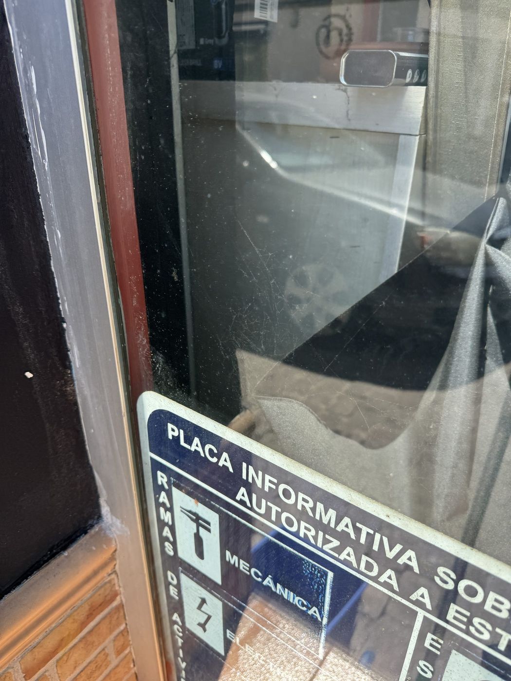Cristal sin restos tras retirar las pegatinas, sin rayar la superficie