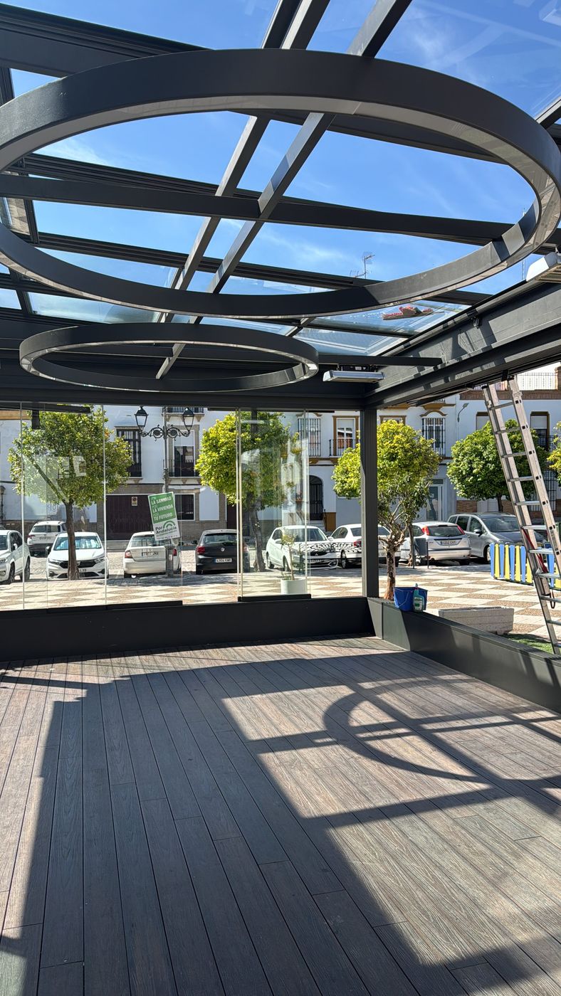 Limpieza de techo de cristalera grande en una terraza de Sevilla